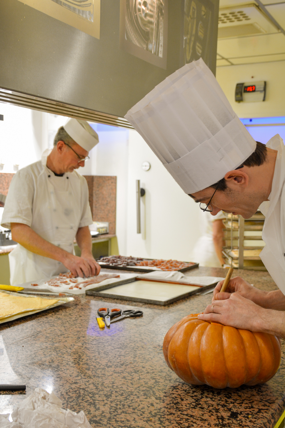 LES GRANDS BUFFETS - Mlle boit du rouge
